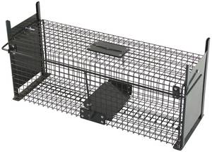 Piège 2 entrées 61 cm porte à glissières
Ces boîtes a fauve marquent une évolution en matière de piégeage avec cages. 
Elles sont redoutables d'efficacité grâce à l'appât judicieusement placé près du déclencheur.
Ce modèle convient pour capturer les rats, martres, fouines, belettes

Dimensions : 64 x 21 x 21 cm

Maille 18 x 18 mm
Fil de 2 mm