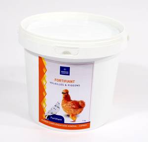 Fortifiant Volailles et Pigeons 1 kg

Cet aliment complémentaire minéral est destiné à la croissance, à l’entretien de l’équilibre alimentaire des oiseaux (notamment des volailles (poules, canards, dindes, oies, pintades…) et des pigeons.
Le fortifiant Volailles et Pigeons apporte aux volailles et aux pigeons les éléments nécessaires au maintien de l’équilibre biologique. 
Les minéraux apportés maintiennent un bon rapport phosphocalcique et permettent une bonne édification osseuse. 
Les oligo-éléments jouent un rôle prépondérant dans le métabolisme et améliorent le rendement énergétique. 
Les acides aminés contribuent à l’élaboration des protéines et des tissus musculaires. Les vitamines favorisent la croissance et la reproduction. 
Veiller à une nutrition équilibrée et au bon état sanitaire des animaux. 
Mode d’emploi : mettre les granulés à disposition dans un récipient non métallique ou mélangé à l’aliment. 
Il est recommandé de ne pas mettre une quantité importante à disposition. Procéder à un fréquent renouvellement. 
La consommation moyenne journalière par volaille est d’environ 5 à 6 grammes soit l’équivalent de 2 cuillères à café ou 1 cuillère à dessert et d’environ 3 grammes par pigeon soit l’équivalent d’1 cuillère à café

Composition : 
Calcium marin (Lithothamne), phosphate mono-bicalcique, sel, huile de foie de morue, poudres de plantes (fenouil, sarriette, saule, origan), sorbitol, bicarbonate de sodium.
Constituants analytiques :

Calcium 23 %
Phosphore 4 %
Sodium 4 %
Magnésium 2 %
Méthionine : traces

Additifs 

Vitamine A
Vitamine D3
Vitamine E
Vitamine B1
Vitamine B2
Panthothénate de Ca
Acide folique
Vitamine PP
Choline

Oligo-éléments

Cuivre
Zinc
Manganèse
Fer
Acides aminés

Lysine

Substances aromatiques

Extrait de thym

Fortifiant Volailles et Pigeons conditionné en seau de 1 kg

