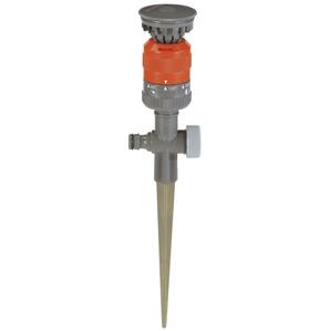 Turbine Vario Confort sur pic - 8.5 mètres maxi

L'arroseur circulaire Vario Comfort GARDENA permet un arrosage uniforme de votre jardin. 
L'arroseur circulaire peut arroser une surface de 225 m² au maximum et sa portée peut atteindre 8,5 m. Il présente un secteur à 7 crans, par incréments de 45°, de 90° à 360°. 

Vous pouvez adapter l'arroseur à votre jardin. La turbine d'entraînement spéciale garantit une distribution uniforme de l'eau et la direction du jet peut être personnalisée. 
Pour l'arrosage de surfaces particulièrement grandes, plusieurs arroseurs peuvent être connectés ensemble - remplacez simplement le capuchon par un nez de robinet GARDENA ou un nez de robinet grand débit Profi. 

L'arroseur circulaire est monté fermement sur un pic le permettant d'être enfoncé sans effort dans la pelouse. 
Le filtre anti-saletés fin et amovible est aussi pratique pour faciliter le nettoyage. Pour un arrosage facile de votre jardin.