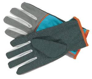 Gants de jardin pour petits travaux T.6

Les pratiques gants de jardinage GARDENA sont les bonnes à tout faire pour le travail au jardin.
Ils protègent les mains d'une variété de travaux et de mouvements, p.ex. lors des travaux d'entretien, comme la plantation ou le rempotage, ou pour ratisser, tailler ou balayer.

La paume robuste du gant permet une bonne prise, p.ex. de pots ou d'outils. Il est possible d'effectuer des travaux délicats grâce aux bouts de doigt parfaitement travaillés. 
L'excellente qualité du matériau, fait d'un tissus de coton durable et perméable, permet de travailler sans transpirer des mains.
 
L'ajustement parfait et le pouce spécialement travaillé offrent un confort de port et de manipulation supplémentaire et garantissent une sensation agréable et une longue durée de vie.